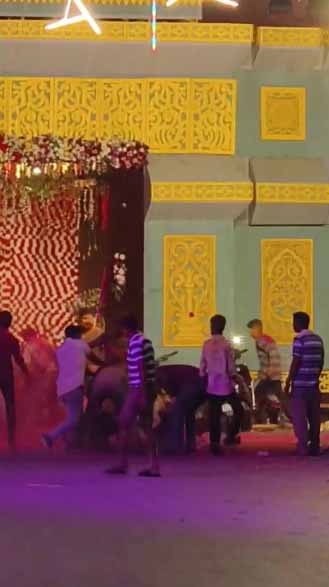 दुर्गा विसर्जन के दौरान बवाल! चक्रधर नगर चौक पर दो पक्षों में मारपीट, वीडियो वायरल , महिला पुलिसकर्मी की मौजूदगी में हुआ हंगामा